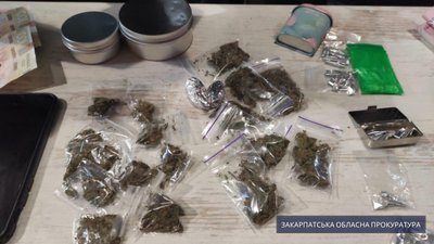 Домашній арешт: жінці, яка продавала в Ужгороді метамфетамін, обрали запобіжний захід Домашній арешт: жінці, яка продавала в Ужгороді метамфетамін, обрали запобіжний захід