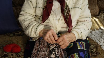 95-річна волонтерка шиє для військових до 30 подушок на місяць, Харківська область 95-річна волонтерка шиє для військових до 30 подушок на місяць, Харківська область