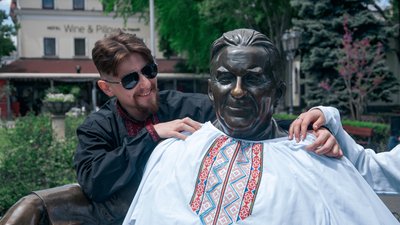 "Це є ідентичний код українського народу": до Дня вишиванки одесити спільно створили дві вишиті сорочки. ФОТО. ВІДЕО