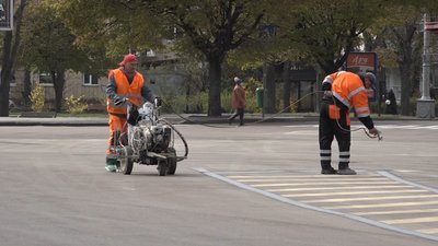 На майдані Соборному в Житомирі розпочали відновлення колишньої розмітки На майдані Соборному в Житомирі розпочали відновлення колишньої розмітки
