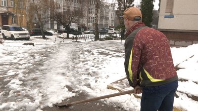 Оминаючи кучугури та перестрибуючи калюжі — як Черкаси справляються з відлигою Оминаючи кучугури та перестрибуючи калюжі — як Черкаси справляються з відлигою