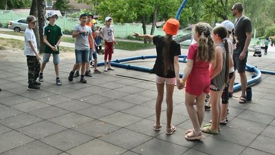 У таборі діти грають в командні ігри.