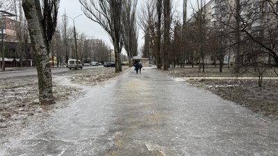 Тротуар, вкритий кригою у Миколаєві
