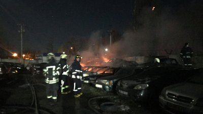 В Одесі на штрафмайданчику загорілись 20 автівок В Одесі на штрафмайданчику загорілись 20 автівок