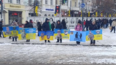 Люди прийшли на 181 акцію "Поверніть героїв з полону. Знайдіть безвісти зниклих"