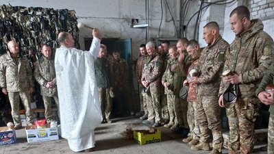 Їжа в касках та ящиках. Капелан з Буковини показав, як освячував великодні страви на фронті Їжа в касках та ящиках. Капелан з Буковини показав, як освячував великодні страви на фронті