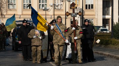 В Ужгороді попрощалися із захисником та музикантом Андрієм Матейкою В Ужгороді попрощалися із захисником та музикантом Андрієм Матейкою