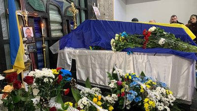 У Тернополі попрощалися із загиблим бійцем Олександром Пителем У Тернополі попрощалися із загиблим бійцем Олександром Пителем