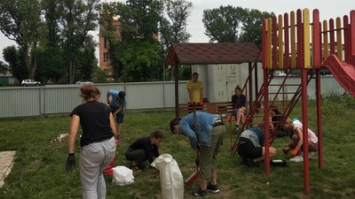На Тернопільщині волонтери допомогли сім’ї, яка постраждала від ракетних обстрілів На Тернопільщині волонтери допомогли сім’ї, яка постраждала від ракетних обстрілів