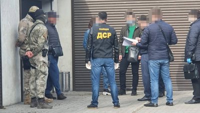 На Донеччині затримали ділків, що привласнили на перевезеннях з ОРДЛО 5 млн грн На Донеччині затримали ділків, що привласнили на перевезеннях з ОРДЛО 5 млн грн