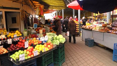 Люди скупляються до свят на центральному продовольчому ринку