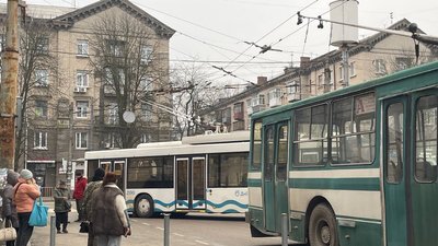 Через ракетну атаку в Дніпрі пошкоджено автобус та контактну мережу: як курсує громадський транспорт