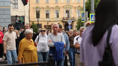 У Чернівцях понад сто інвесторів, які не можуть отримати куплені квартири, прийшли під апеляційний суд У Чернівцях понад сто інвесторів, які не можуть отримати куплені квартири, прийшли під апеляційний суд