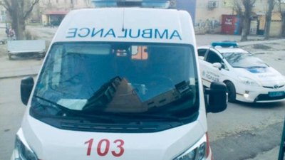 У Херсоні п'яна жінка погрожувала лікарю та розбила лобове скло швидкої