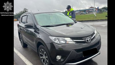 Не пропустила авто патрульних, які супроводжували загиблого бійця
