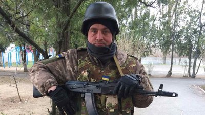 Господарює у пам'ять про померлого сина: як лучанин вирощує помідори у пеньках Господарює у пам'ять про померлого сина: як лучанин вирощує помідори у пеньках