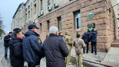 Поклали квіти до дошки Герою України Віктору Чміленку Поклали квіти до дошки Герою України Віктору Чміленку