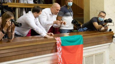 Кива виніс у журналістську ложу державний прапор Білорусі