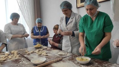 У Луцькому геріатричному пансіонаті готують вареники для військових та переселенців У Луцькому геріатричному пансіонаті готують вареники для військових та переселенців