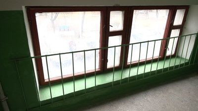 Скотився зі сходів: чому в будинку у Луцьку, де випав чоловік, немає решіток