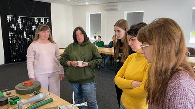 Типи мін та снарядів. У Миколаєві для цивільних організовують тренінги з мінної безпеки. Військові розповідають про ризики та наслідки, до яких призводить необережне поводження з вибухонебезпечними предметами.