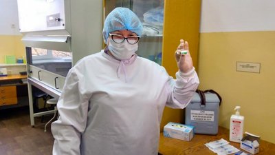 У Кропивницькому від коронавірусу щепили працівників лабораторного центру