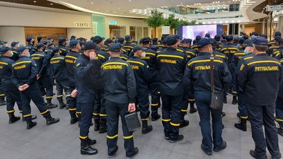 Евакуація та перша допомога: у Харкові провели тренування на випадок пожежі у новому ТРЦ Евакуація та перша допомога: у Харкові провели тренування на випадок пожежі у новому ТРЦ