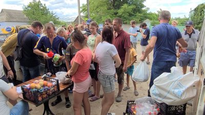 "Нам усього зараз не вистачає": у деокуповане село на Миколаївщині привезли гуманітарну допомогу