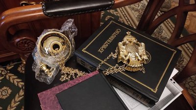 В Херсонській єпархії СБУ знайшла незареєстровану зброю, прапор і золотий герб Росії