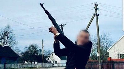 Дерев'яний автомат: юнака з Рівненщини, що "стріляв" посеред села призвуть до армії Дерев'яний автомат: юнака з Рівненщини, що "стріляв" посеред села призвуть до армії