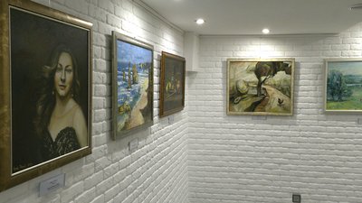"Із життя пані малярки": у рівненському "Євро-Арті" – виставка місцевої художниці