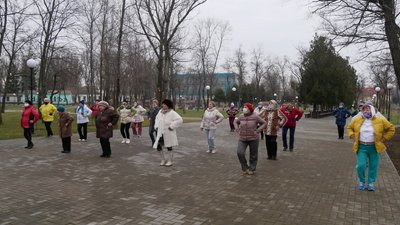 «Спортивні бабусі»: на зарядку, як на свято. У парку в Покрові проводять зарядки для старших людей