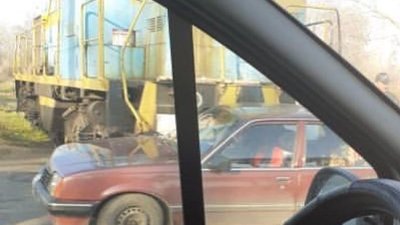 У Херсоні поїзд взяв на таран "Opel" У Херсоні поїзд взяв на таран "Opel"