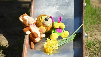 Іграшки біля пошкодженого будинку в Одесі 06.04.2026