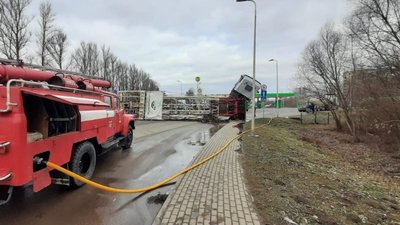 Поблизу Івано-Франківська перекинулася вантажівка