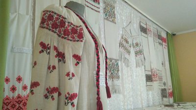 У Луцьку благодійна виставка вишивки: кошти збирають для потреб військових