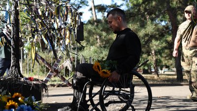 На Алеї Слави в Миколаєві вшанували загиблих захисників і захисниць