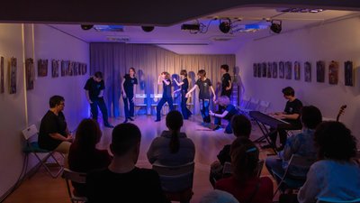 Коли актори відтворюють історії глядачів: в Ужгороді відбулась вистава підліткового плейбек-театру Коли актори відтворюють історії глядачів: в Ужгороді відбулась вистава підліткового плейбек-театру