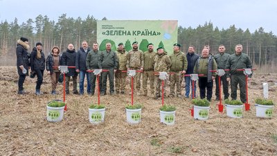 На Житомирщині прикордонники та школярі садили ліс На Житомирщині прикордонники та школярі садили ліс