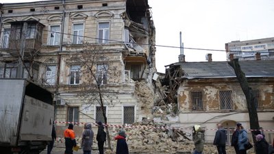 Мерія планує відновити будинок на Ніжинській, де вночі обвалилася стіна Мерія планує відновити будинок на Ніжинській, де вночі обвалилася стіна
