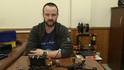 До кожної “пташки” індивідуальний підхід: у Чернігові волонтери збирають дрони та відправляють на фронт До кожної “пташки” індивідуальний підхід: у Чернігові волонтери збирають дрони та відправляють на фронт