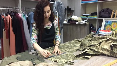"Руки є, бракує тканини": черкаська дизайнерка шиє форму для військовослужбовців