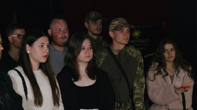 Виставку картин загиблого бійця Олега Дробоцького відвідали також жителі міста Виставку картин загиблого бійця Олега Дробоцького відвідали також жителі міста