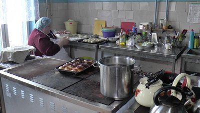 Понад сотню пиріжків щодня печуть для тероборони кухарі шкільної їдальні у Мачухівській громаді