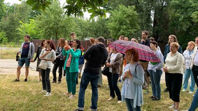 У столиці провели благодійну екскурсію для допомоги жителям тимчасово окупованого Херсона У столиці провели благодійну екскурсію для допомоги жителям тимчасово окупованого Херсона