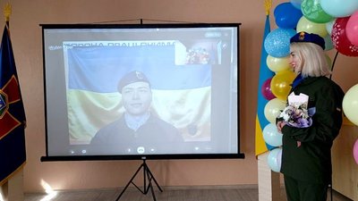 Харківський боєць Нацгвардії онлайн одружився з військовою з Житомира