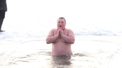 На Водохреща житомиряни самотужки прорубали ополонку для купання у річці Тетерів