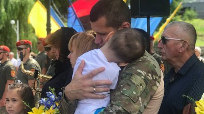 Чоловік Оксани Козюпи та їхній син також прийшли на відзначення Дня Української Державності Чоловік Оксани Козюпи та їхній син також прийшли на відзначення Дня Української Державності