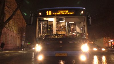 "Покращують настрій". Що кажуть ужгородці про колядки в міських автобусах "Покращують настрій". Що кажуть ужгородці про колядки в міських автобусах