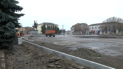 Кругове перехрестя з клумбою, зона відпочинку – в Новгороді-Сіверському ремонтують центральну площу